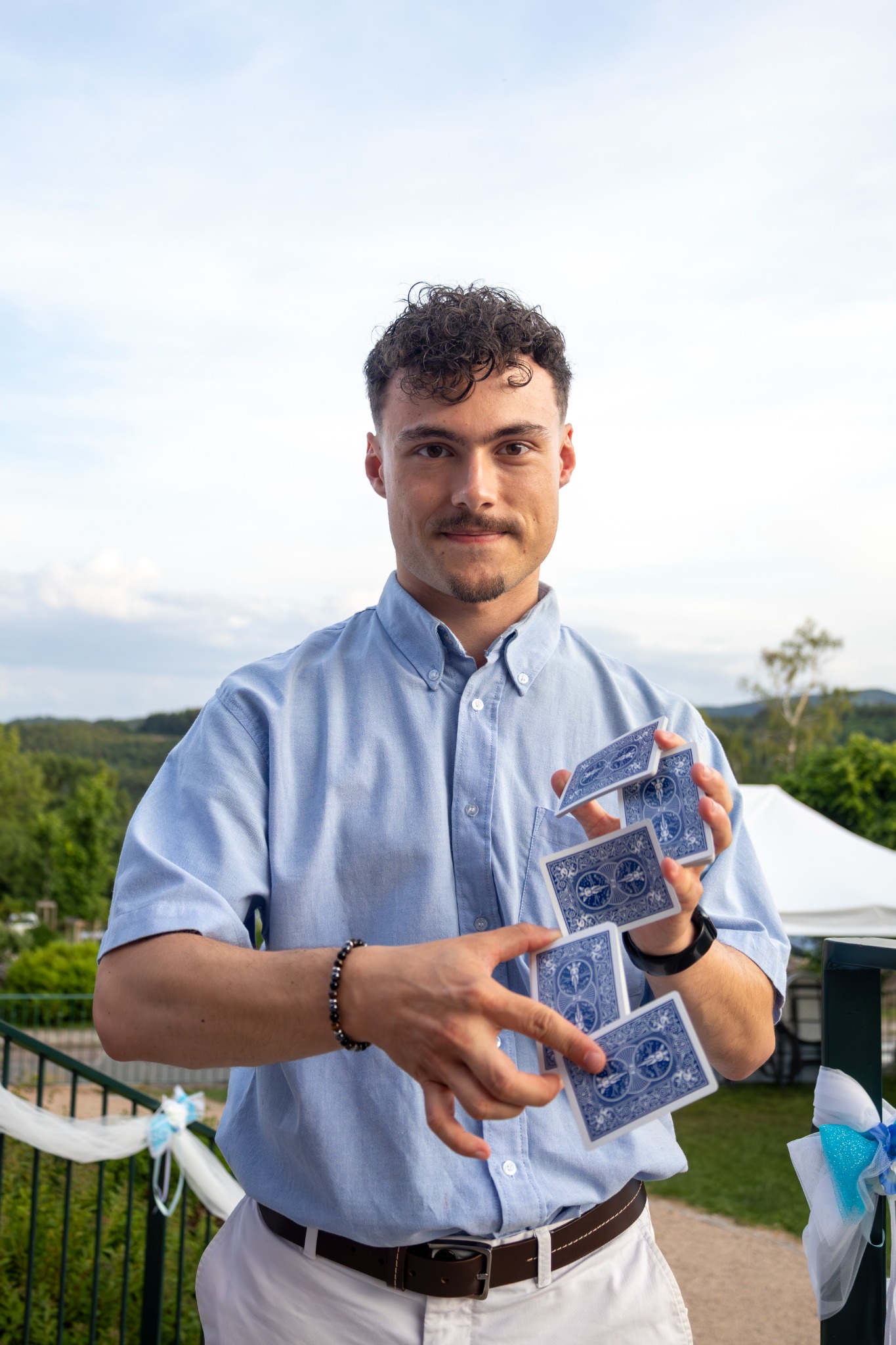 Mat Mat réalisant une cascade de cartes